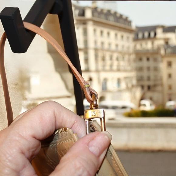 LOUIS VUITTON
Noisette Monogram Vernis Lexington Pochette Bag - Picture 8 of 10